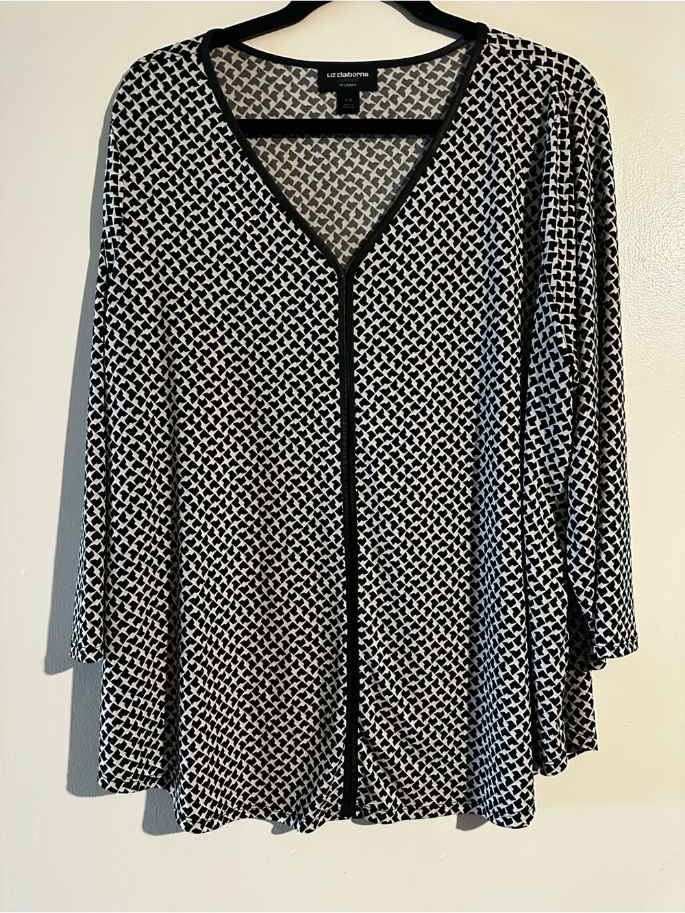 Liz Claiborne Black and White Geometric V-Neck Blouse